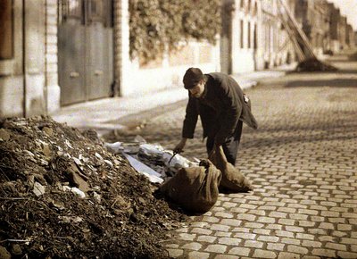 Raccoglitore di stracci che cerca oggetti utilizzabili da un mucchio, Reims, Marne, Francia, 1917 da Fernand Cuville
